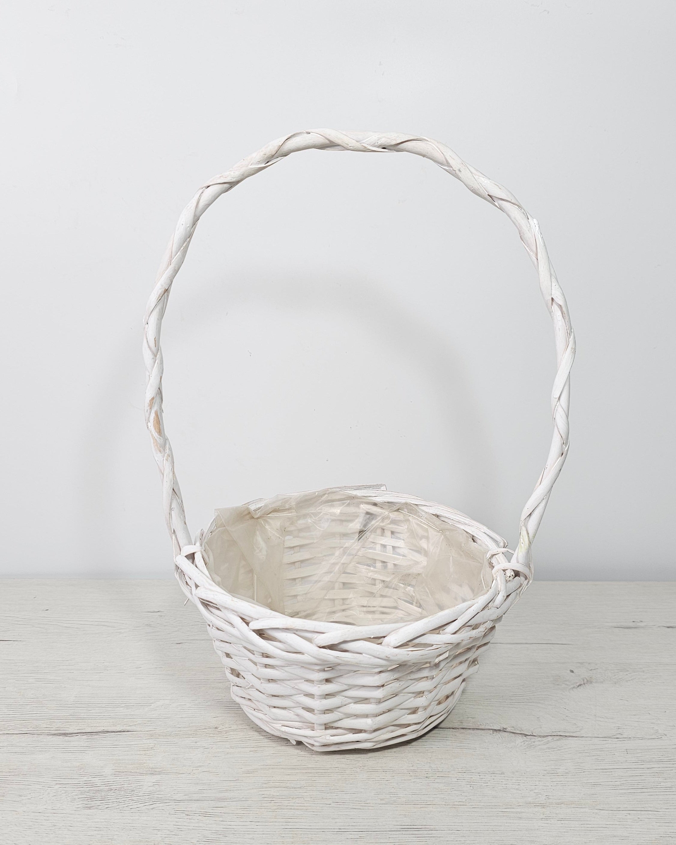 Cesta con asa alta blanca, trenzada y decorativa