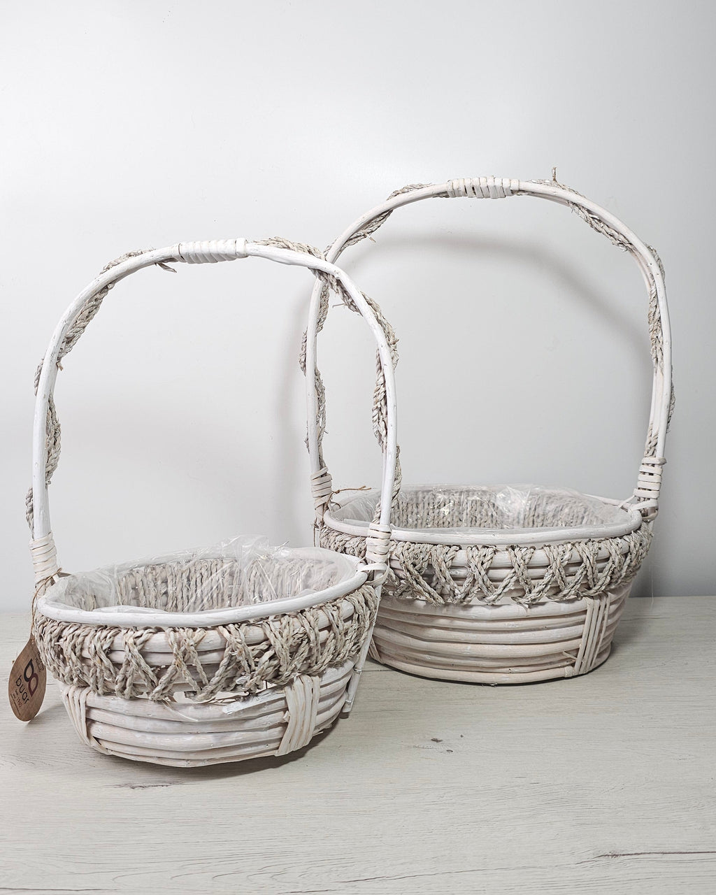 Cesta asa cuerda blanca con asa alta y detalle de cuerda