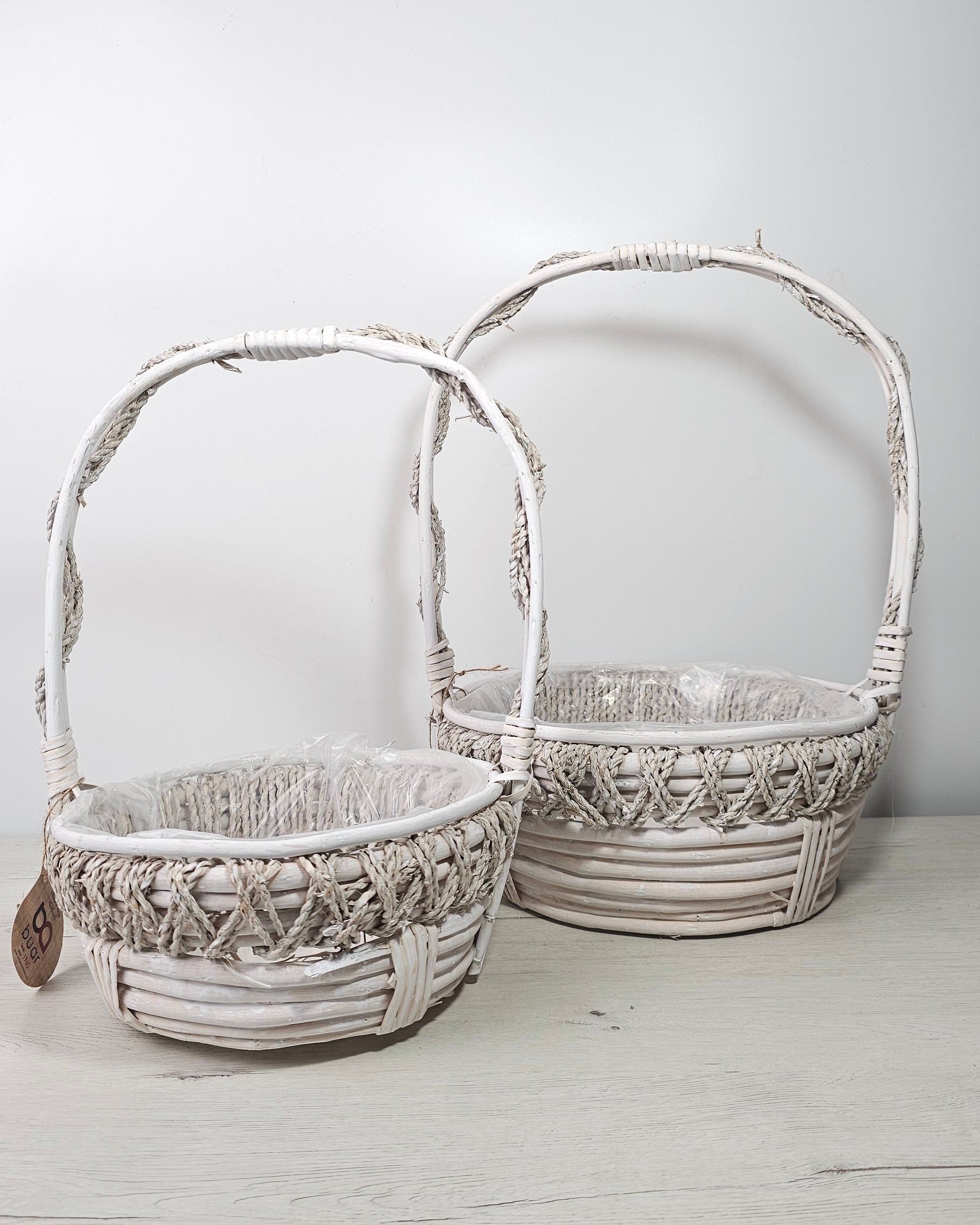 Cesta asa cuerda blanca con asa alta y detalle de cuerda