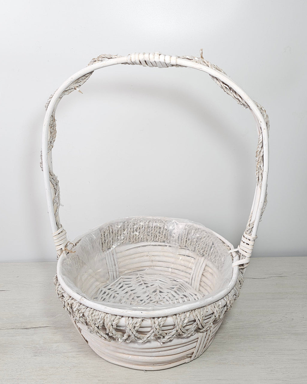 Cesta asa cuerda para presentar un regalo con plantas