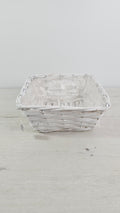 Cesta blanca cuadrada con forro interior de plástico para plantas y regalos.