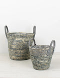 Cesta Blue trenzada en tonos azul y gris usada como cubremacetas decorativo.  