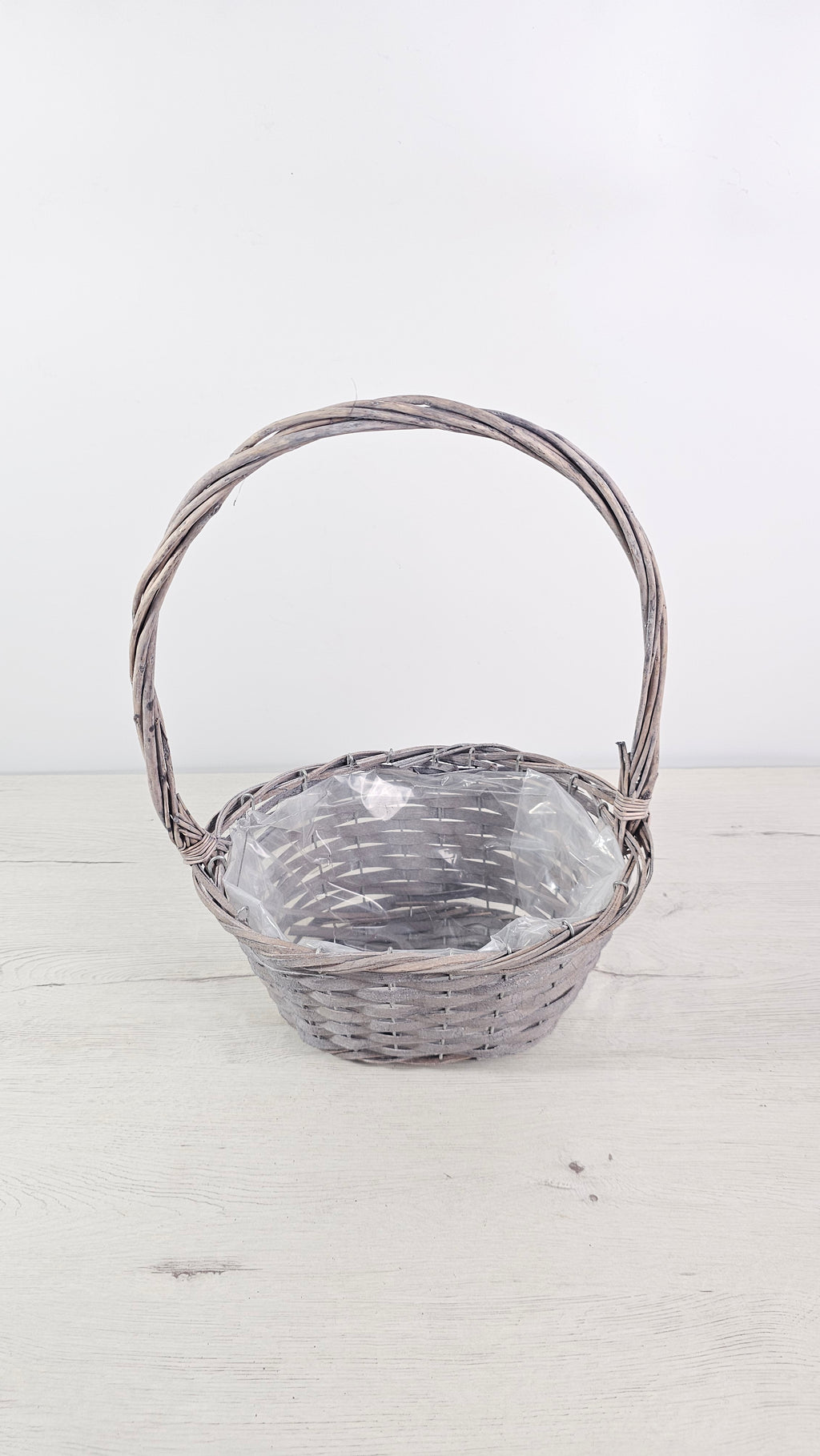 Cesta con asa estilo floristería para presentar arreglos y detalles.  