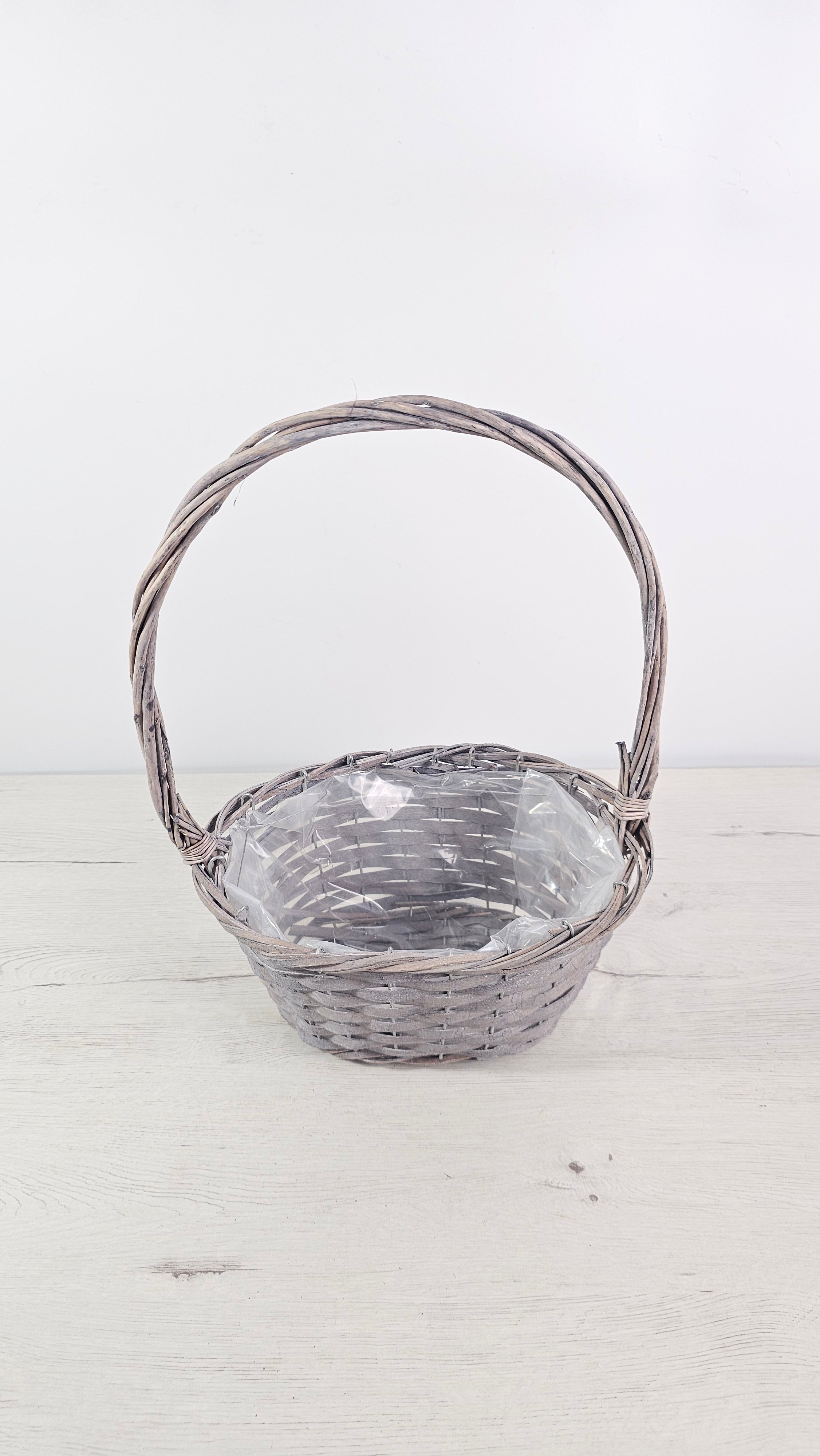 Cesta con asa estilo floristería para presentar arreglos y detalles.  