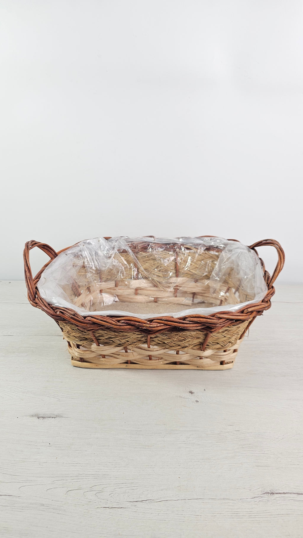 Cesta de mimbre, esparto y anea de fibras naturales con acabado artesanal.  