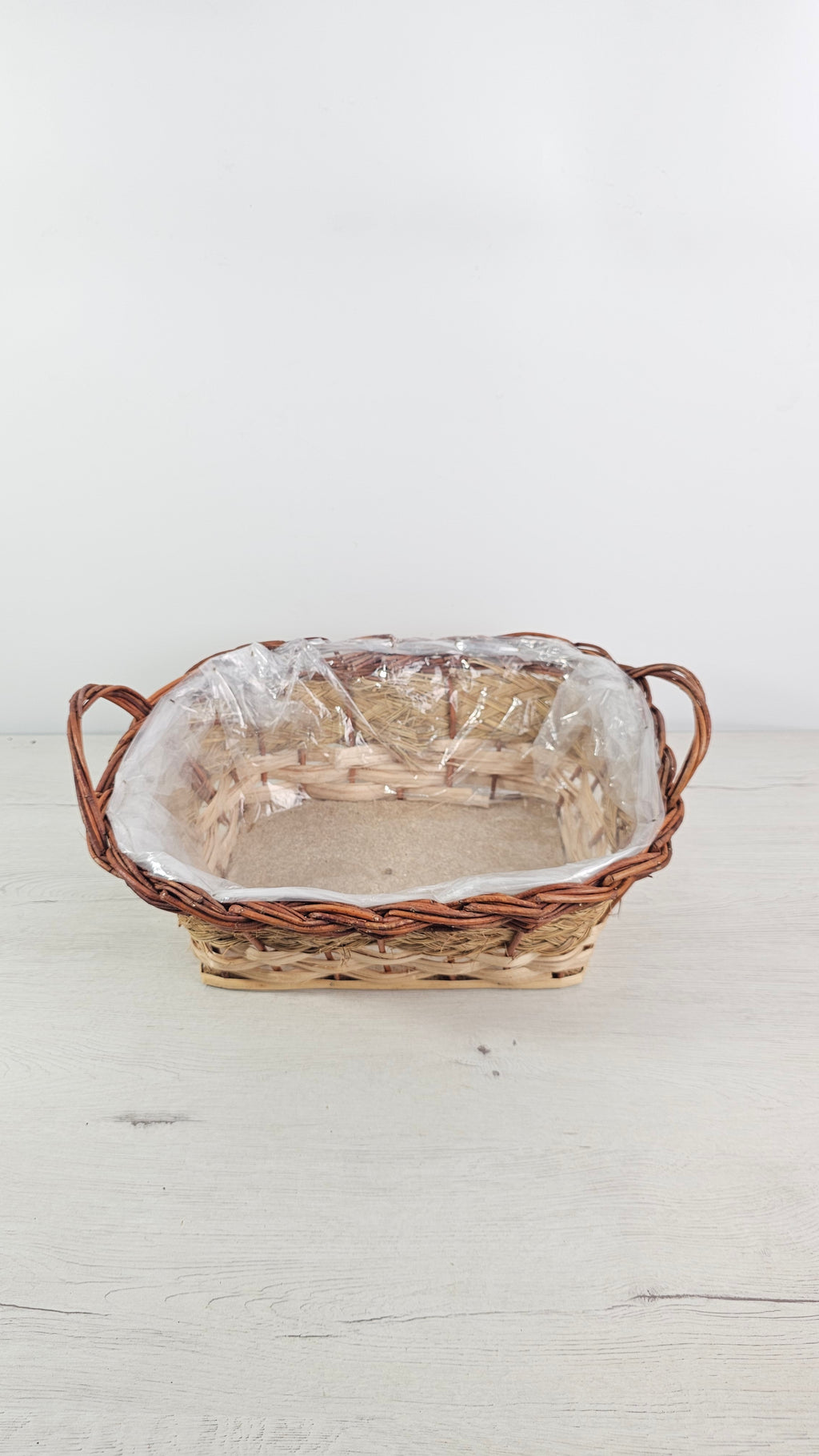 Cesta de fibras naturales con forro interior de plástico para proteger de la humedad.  