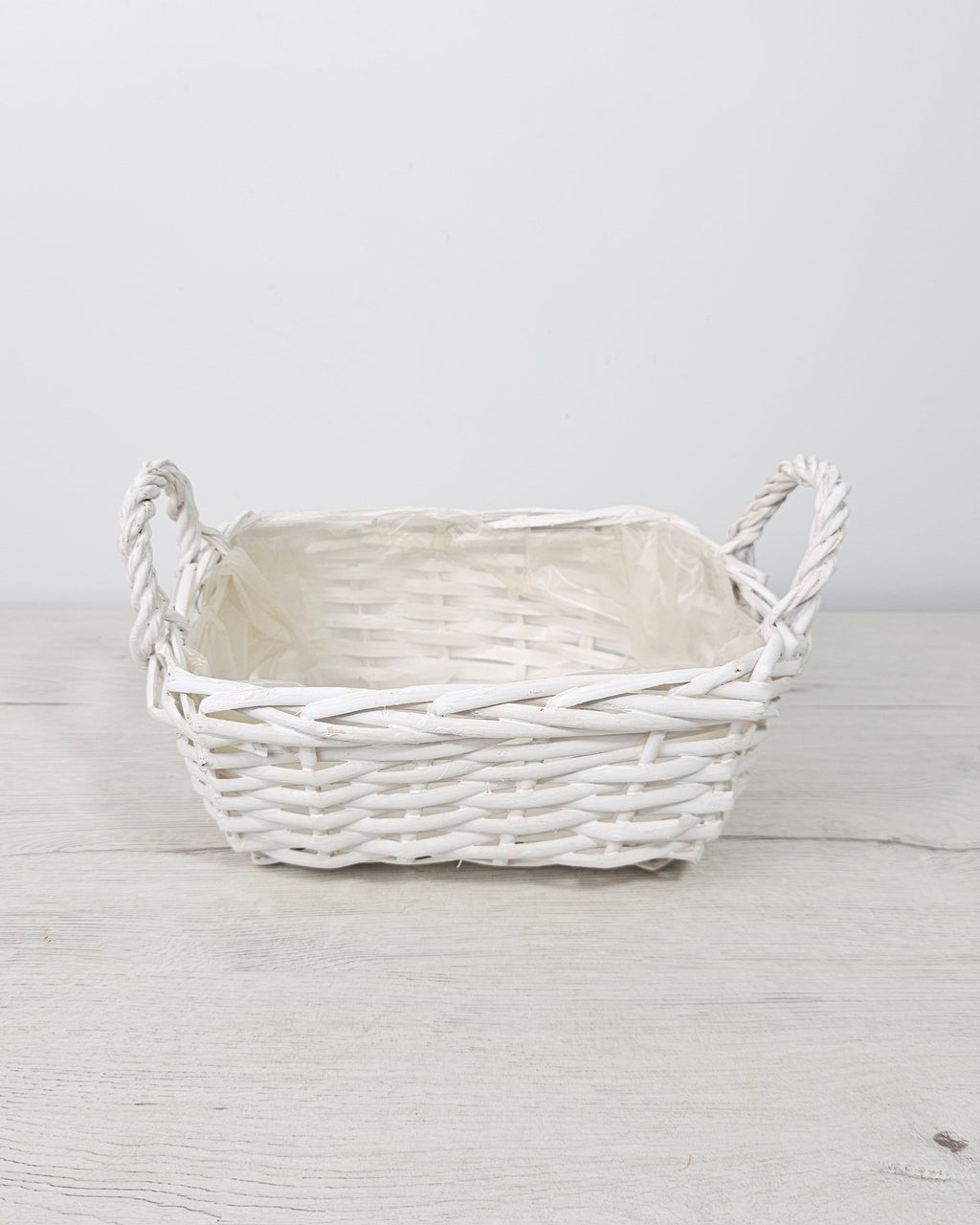 Cesta rectangular con asas para presentar regalos con plantas