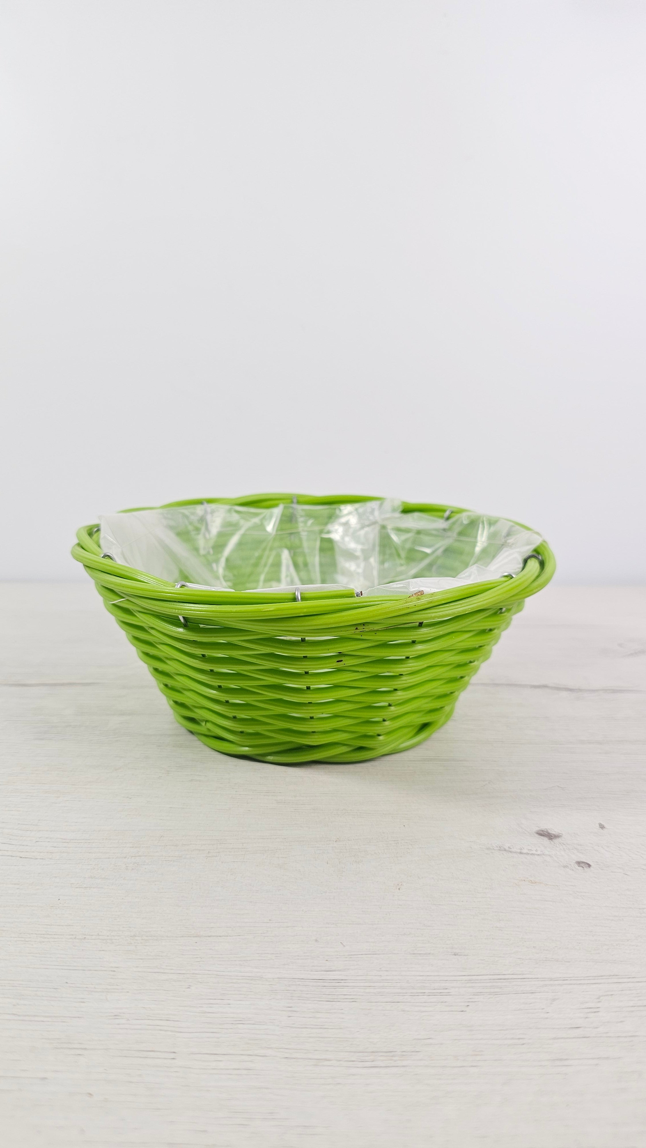 Cesta verde decorativa ideal para presentar plantas y arreglos.  