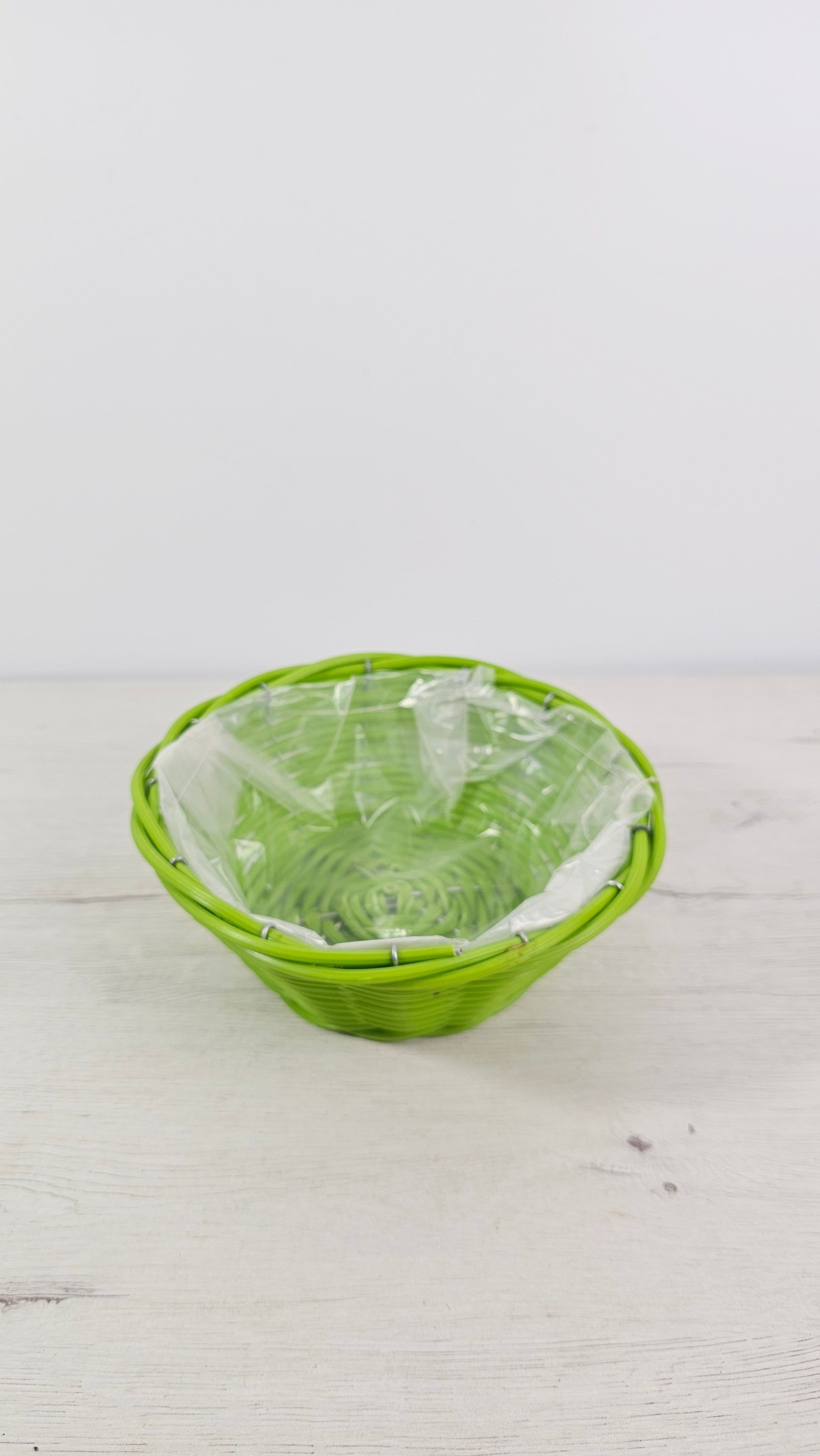 Detalle del trenzado tipo mimbre de una cesta verde estilo natural.  