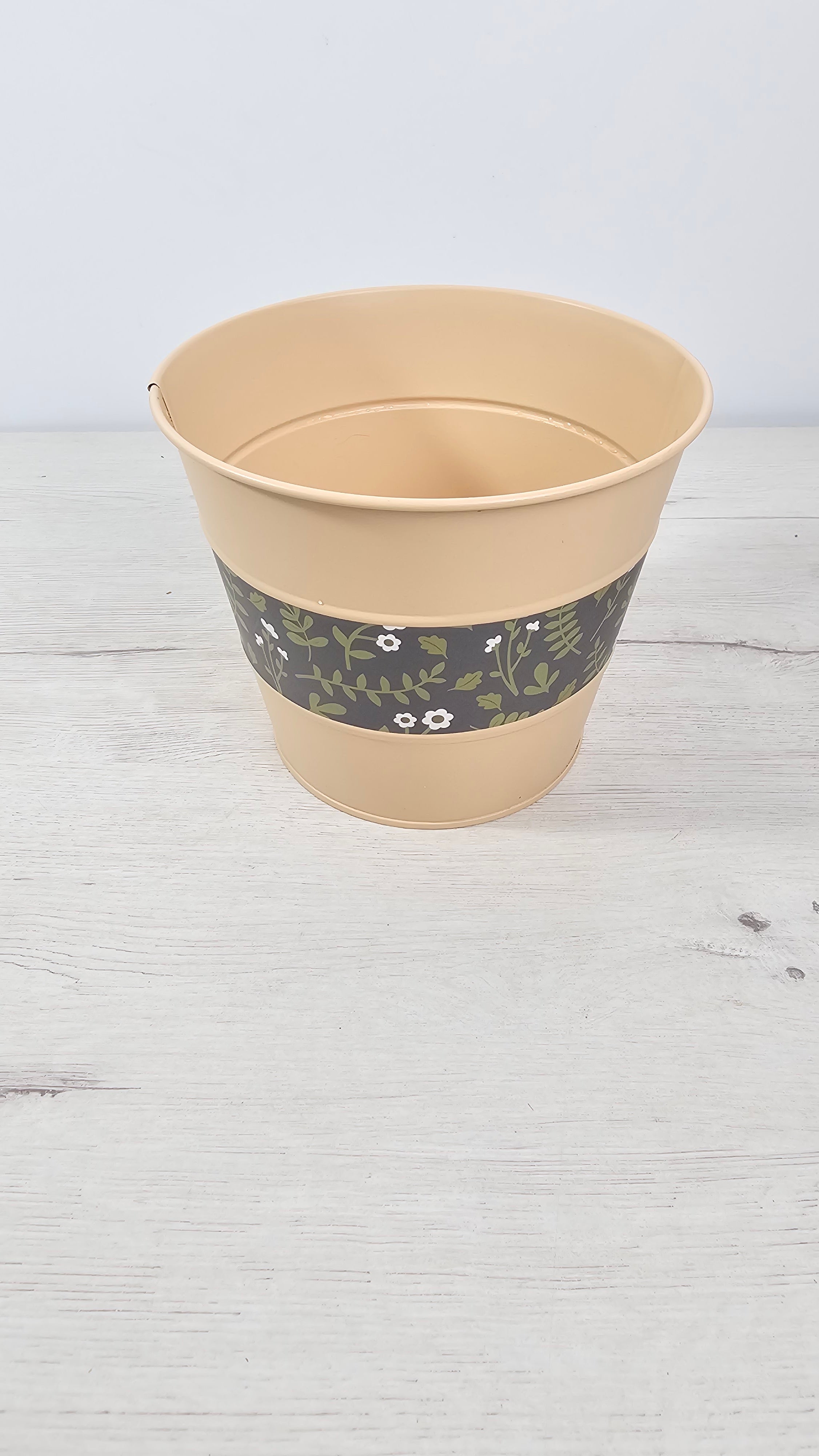 Cubremaceta cerrado sin agujeros, ideal para colocar una maceta de cultivo dentro.