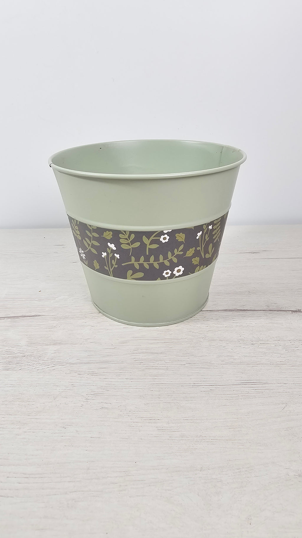 Cubremaceta pastel decorativo para interior, perfecto para vestir plantas de casa.