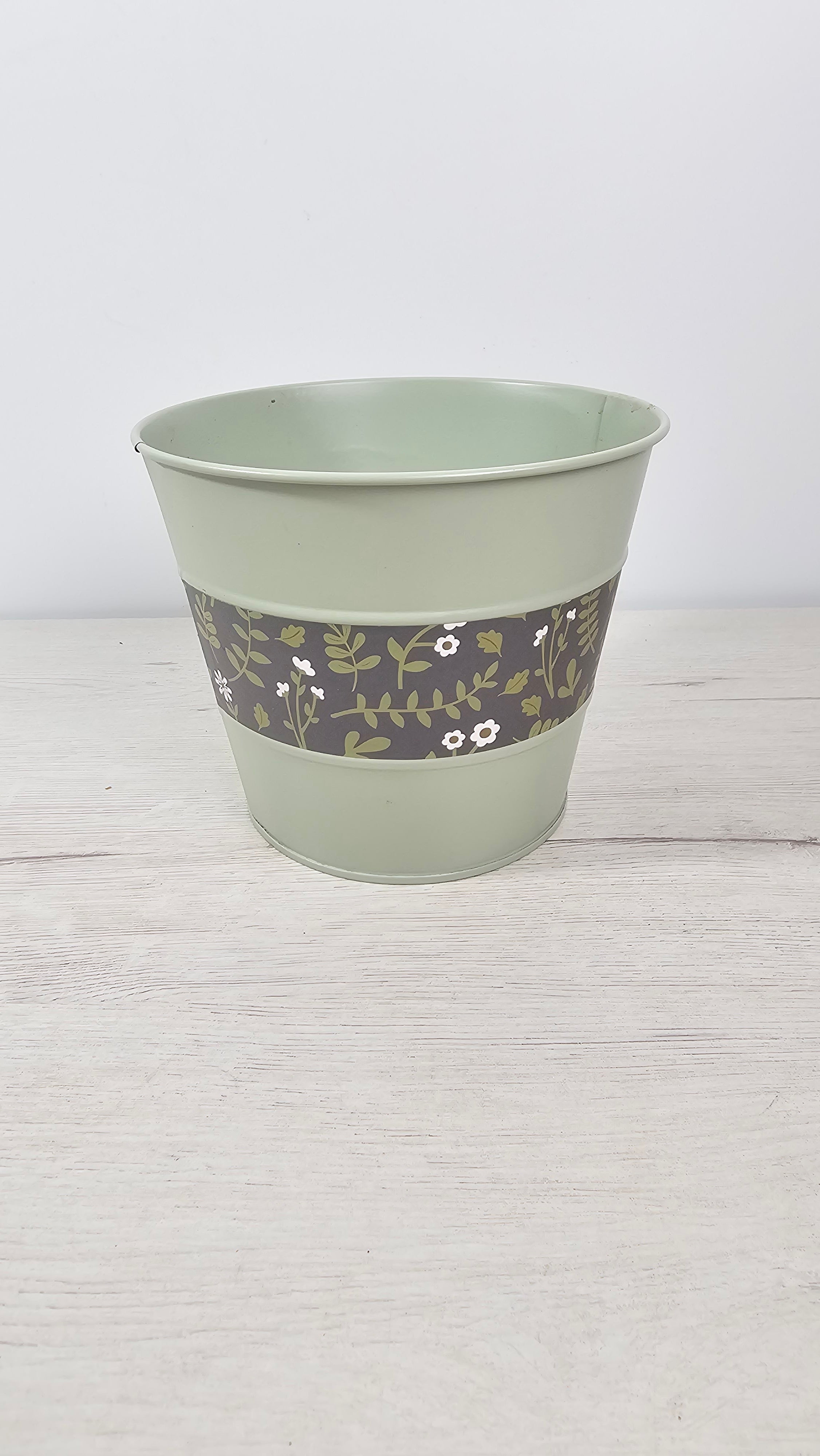 Cubremaceta pastel decorativo para interior, perfecto para vestir plantas de casa.
