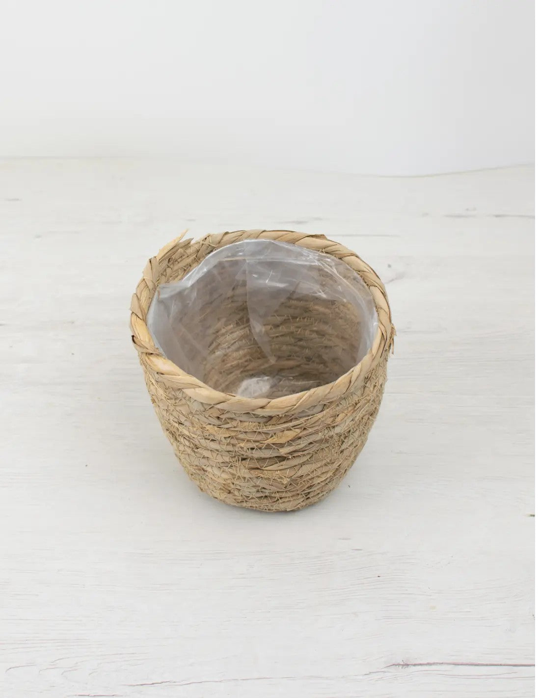 Cubremacetas de cuerda para maceta en salón, estilo cálido y mediterráneo.