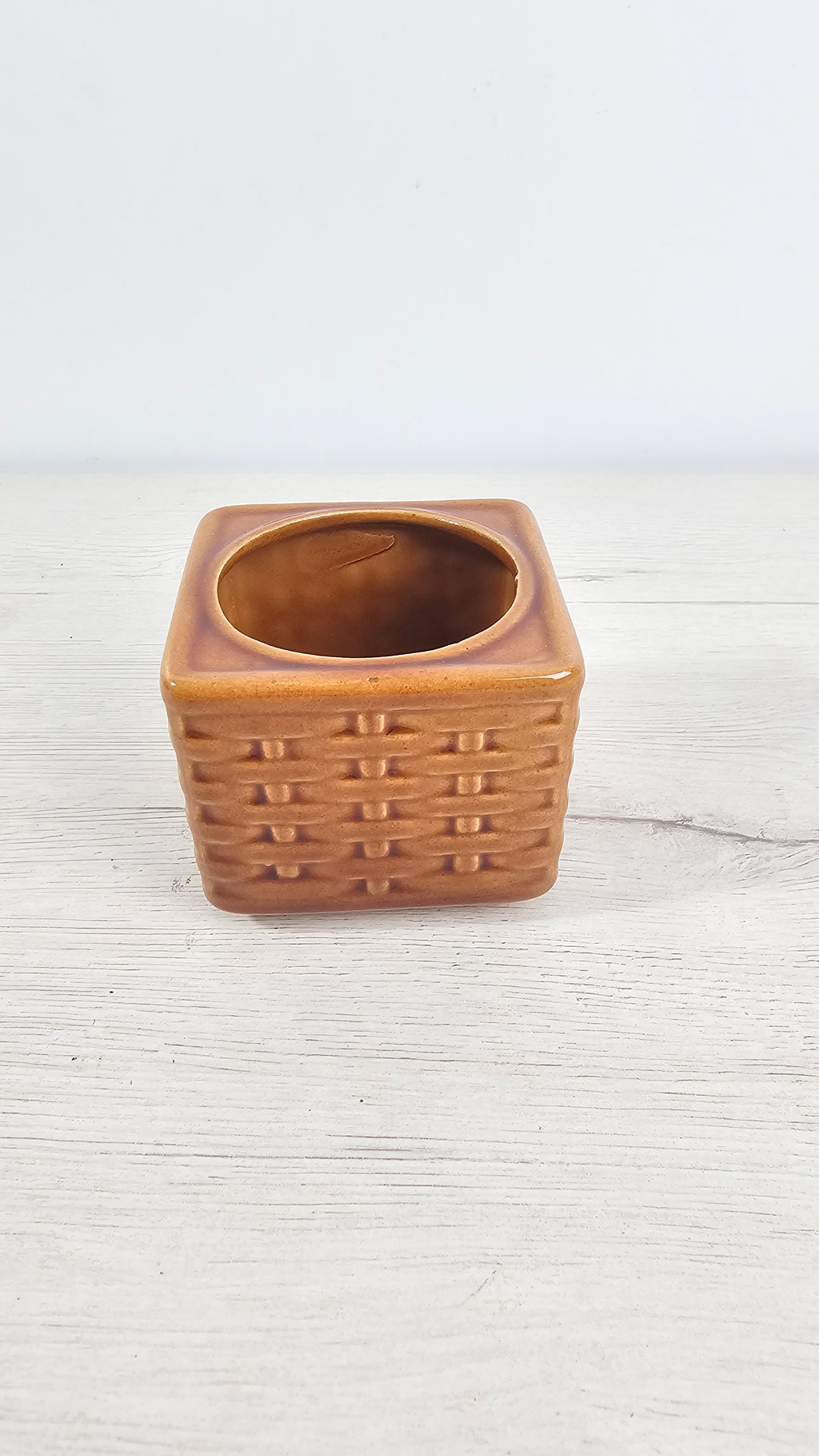 Cubremacetas entramado ideal para vestir una planta de interior.
