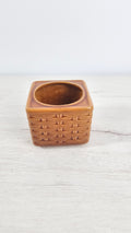 Cubremacetas entramado ideal para vestir una planta de interior.