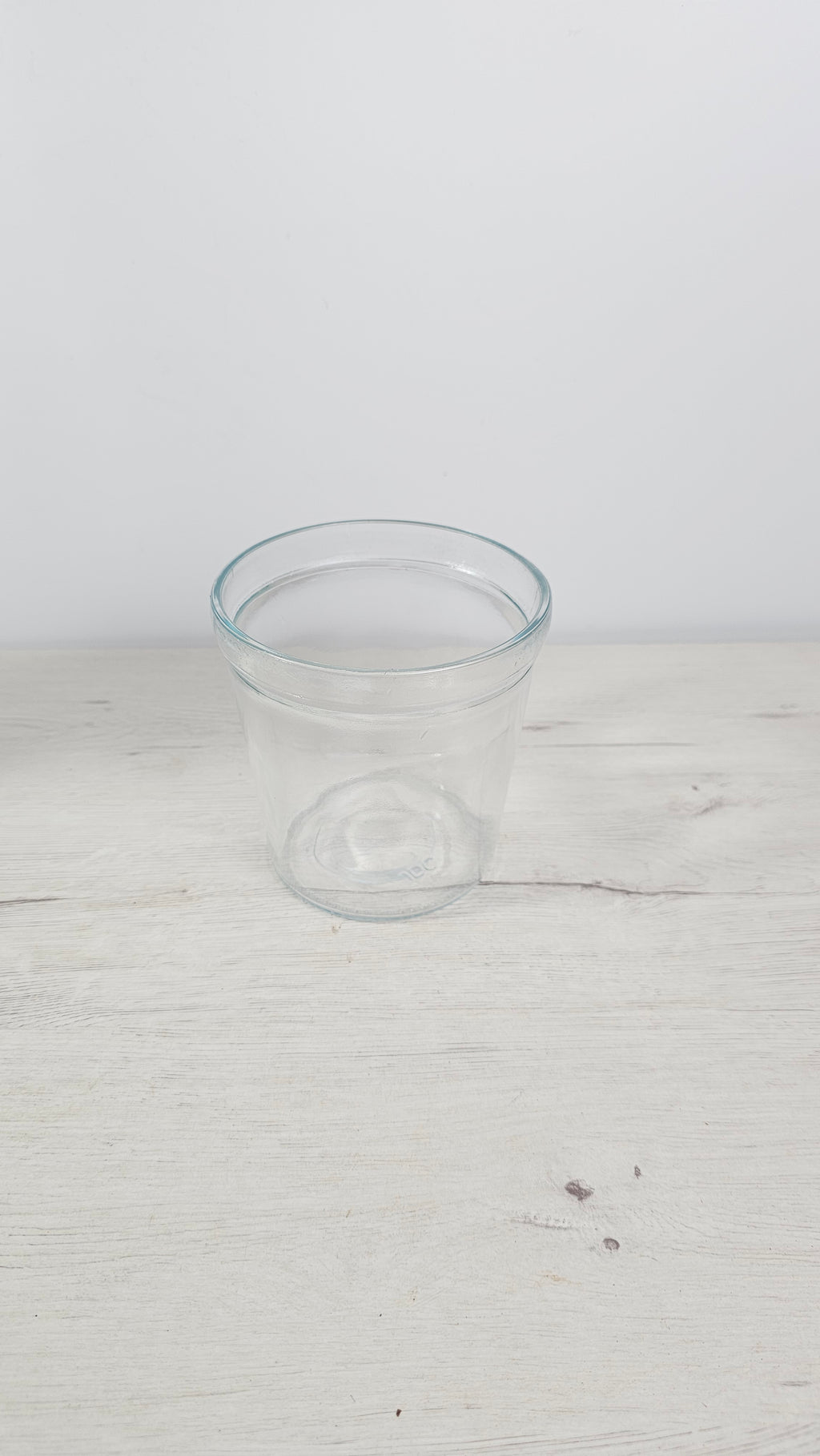 Cubremacetas transparente para orquídea en decoración minimalista