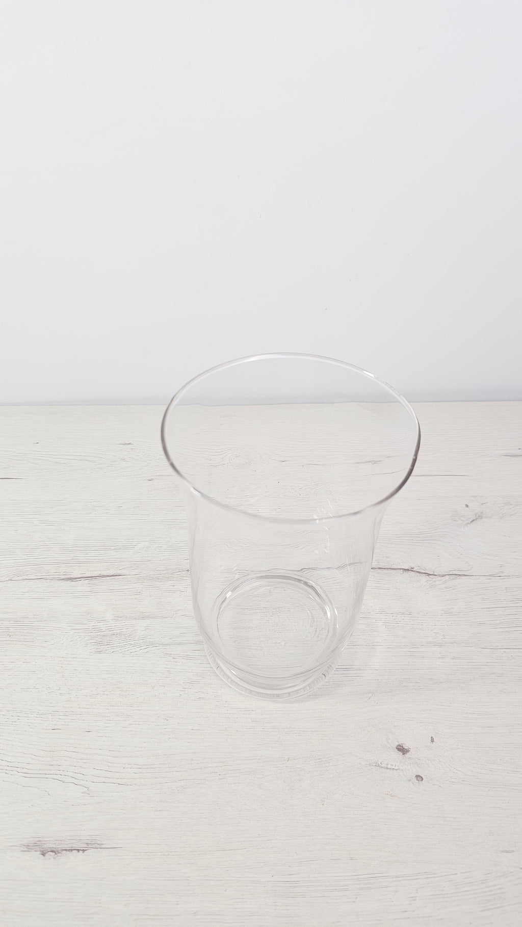 Jarrón de cristal tipo hurricane como centro de mesa elegante