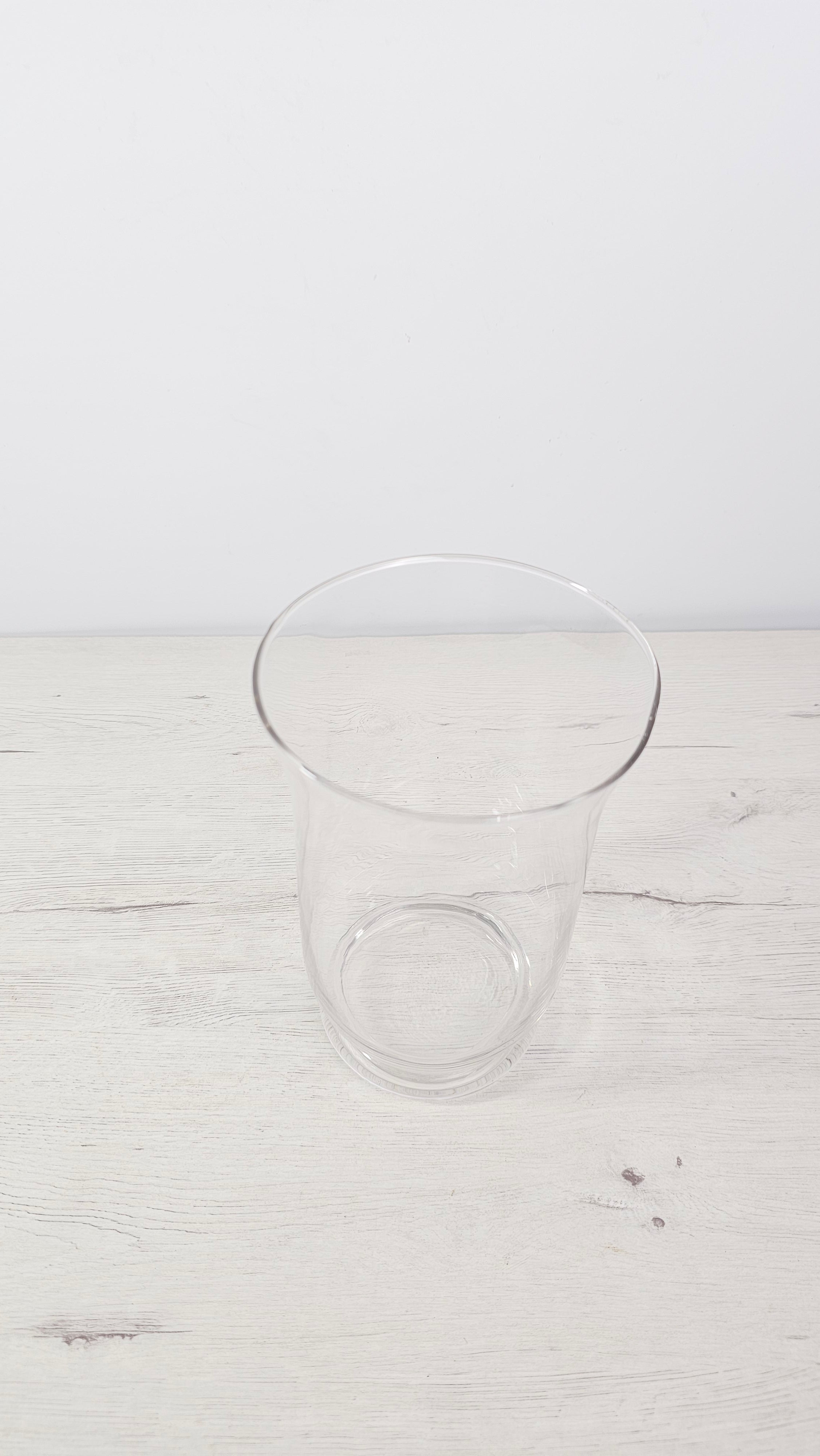 Jarrón de cristal tipo hurricane como centro de mesa elegante