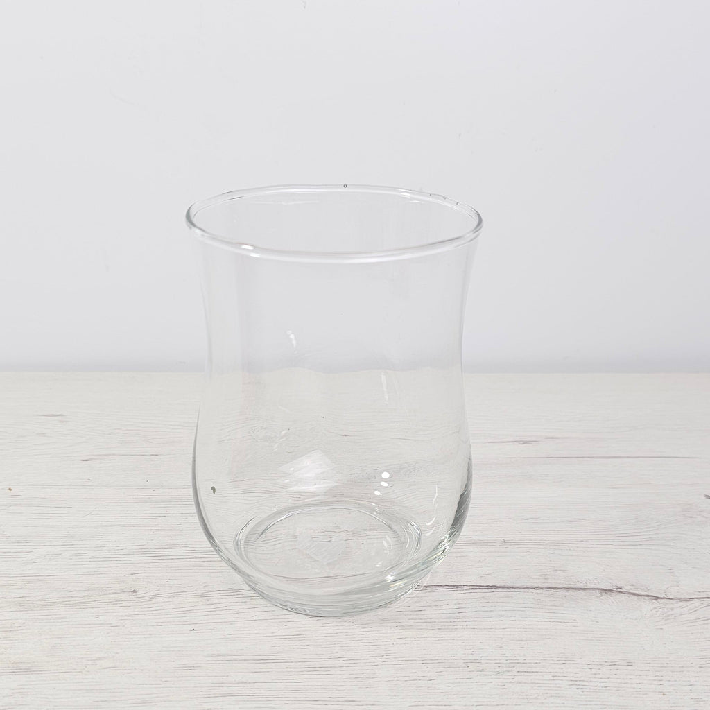 Jarrón de vidrio minimalista como centro de mesa, estilo nórdico.
