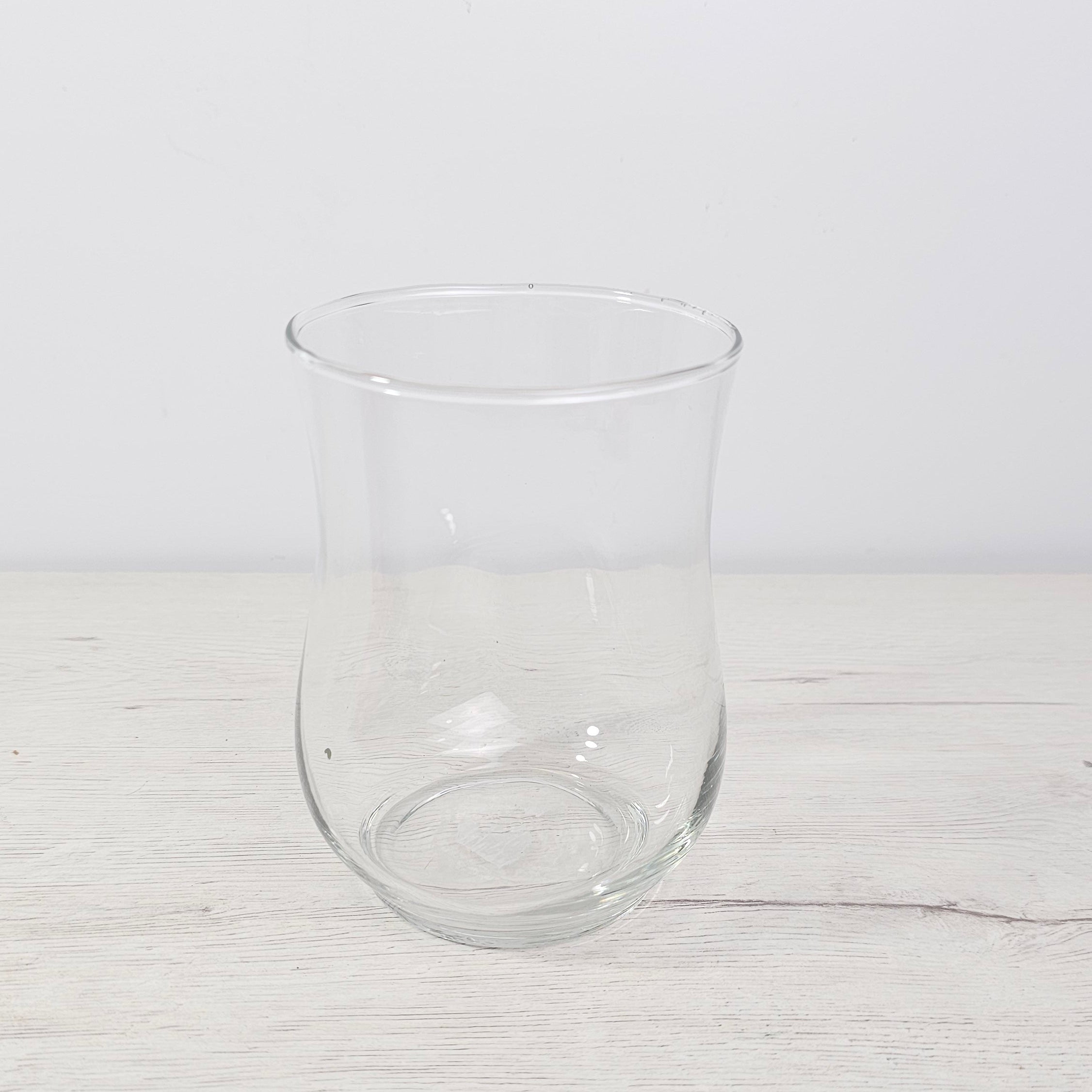 Jarrón de vidrio minimalista como centro de mesa, estilo nórdico.