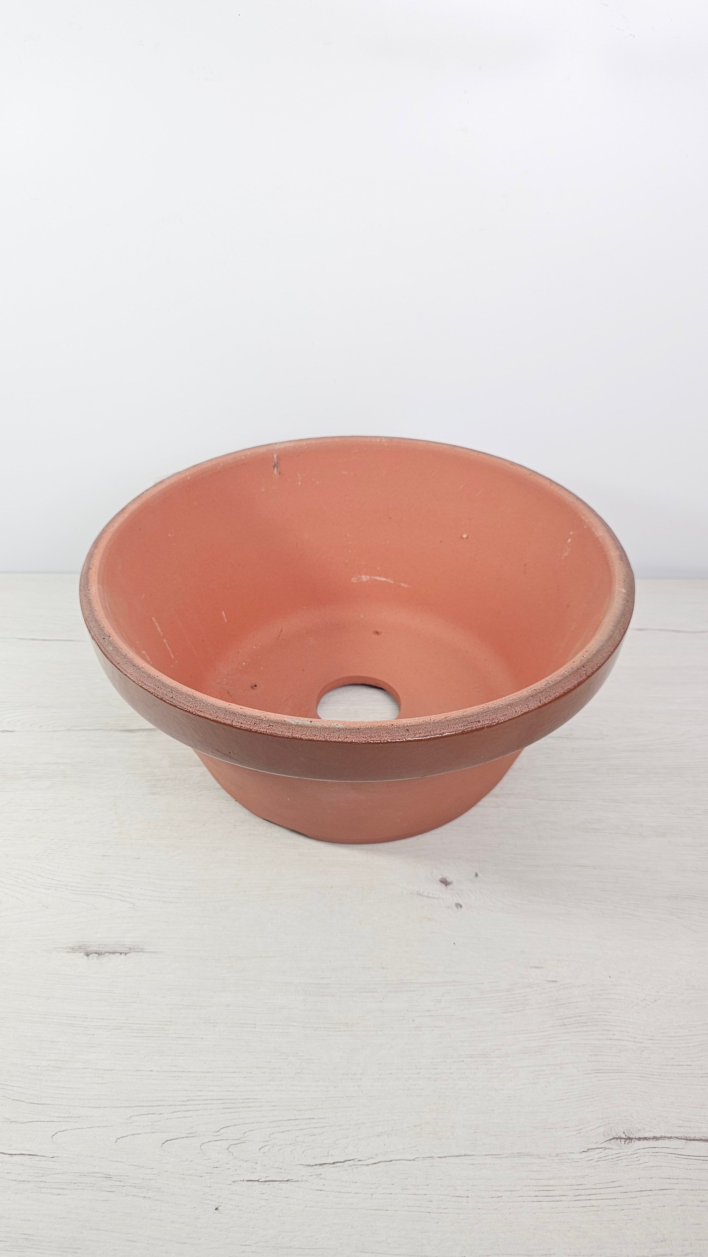 Maceta japonesa de terracota para bonsái en vista frontal, con acabado natural.  