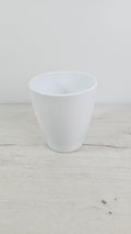 Macetero tipo boule minimalista ideal para presentar una orquídea.  