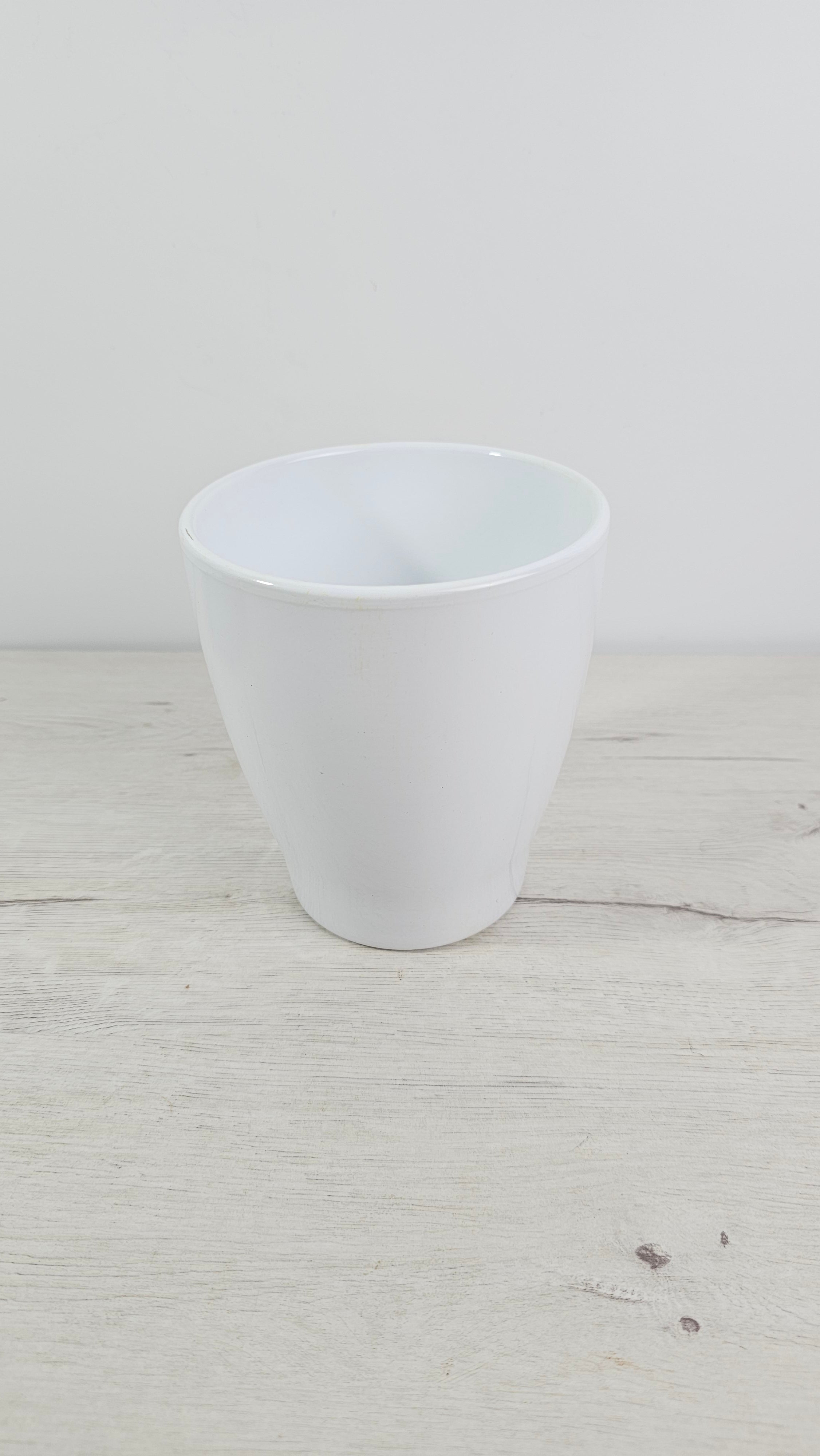 Macetero tipo boule minimalista ideal para presentar una orquídea.  