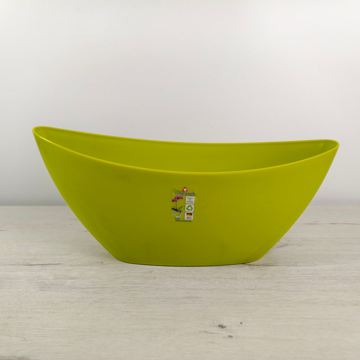 Macetero para dos orquídeas como centro de mesa en interior luminoso.