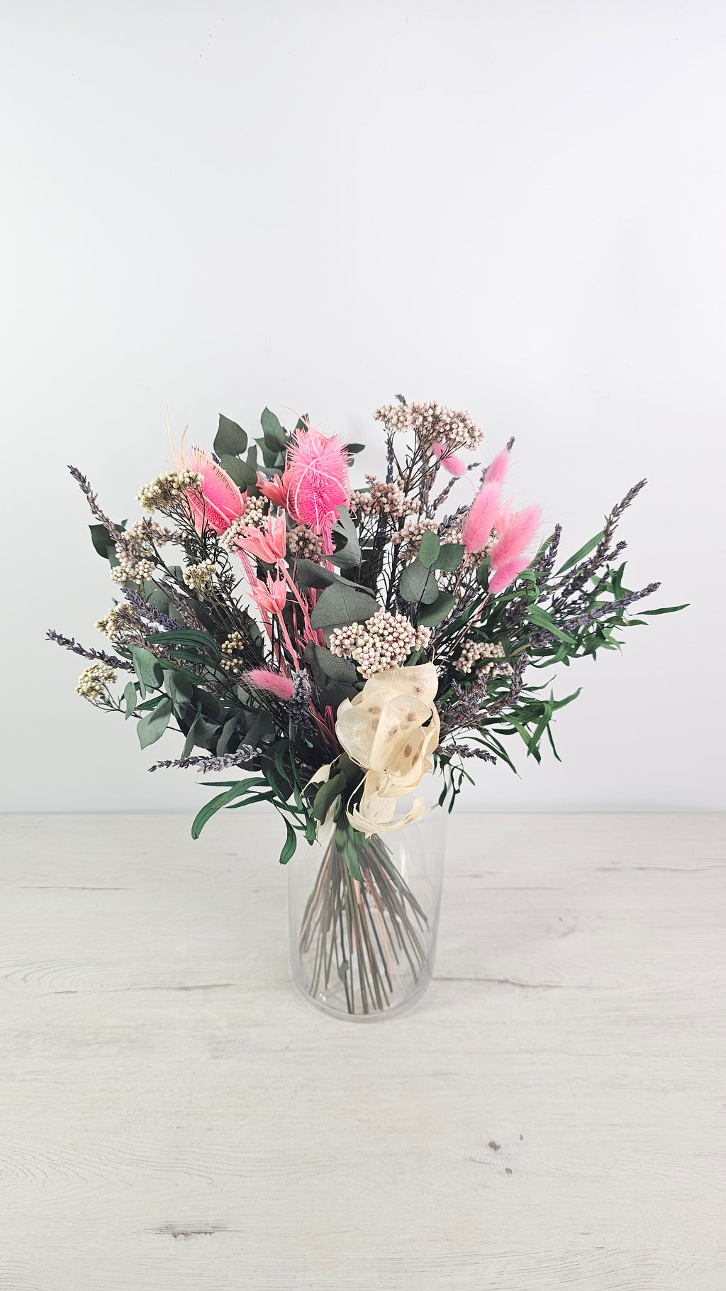 Ramo de flores secas y preservadas en tonos rosa con estilo natural.  