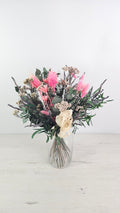 Ramo de flores secas y preservadas en tonos rosa con estilo natural.  