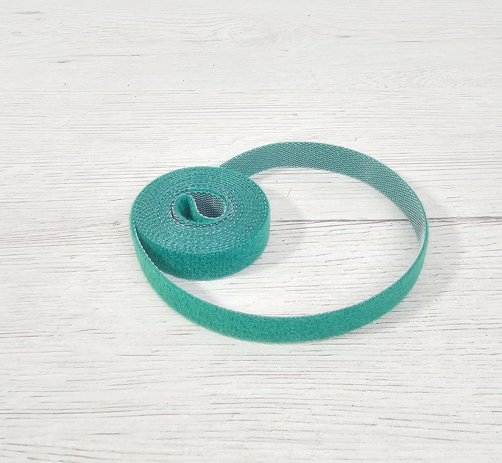 Cinta de velcro para sujetar plantas a un tutor de forma segura.