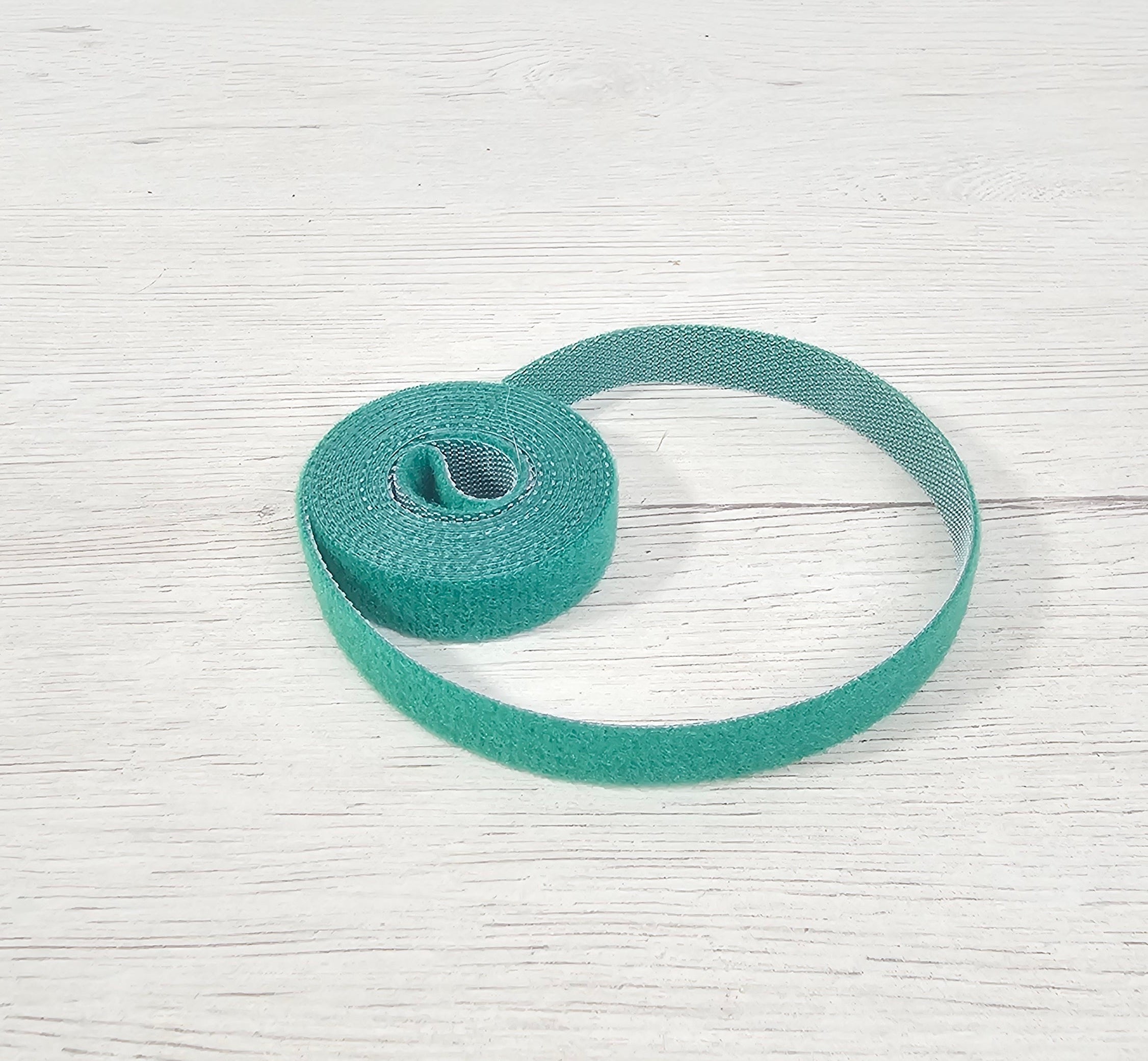 Cinta de velcro para sujetar plantas a un tutor de forma segura.